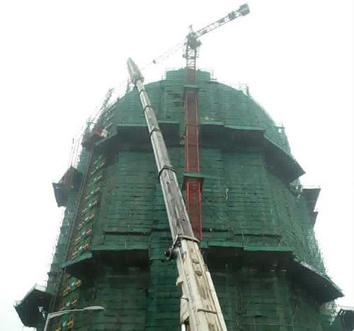 根河吊车在工地上作业